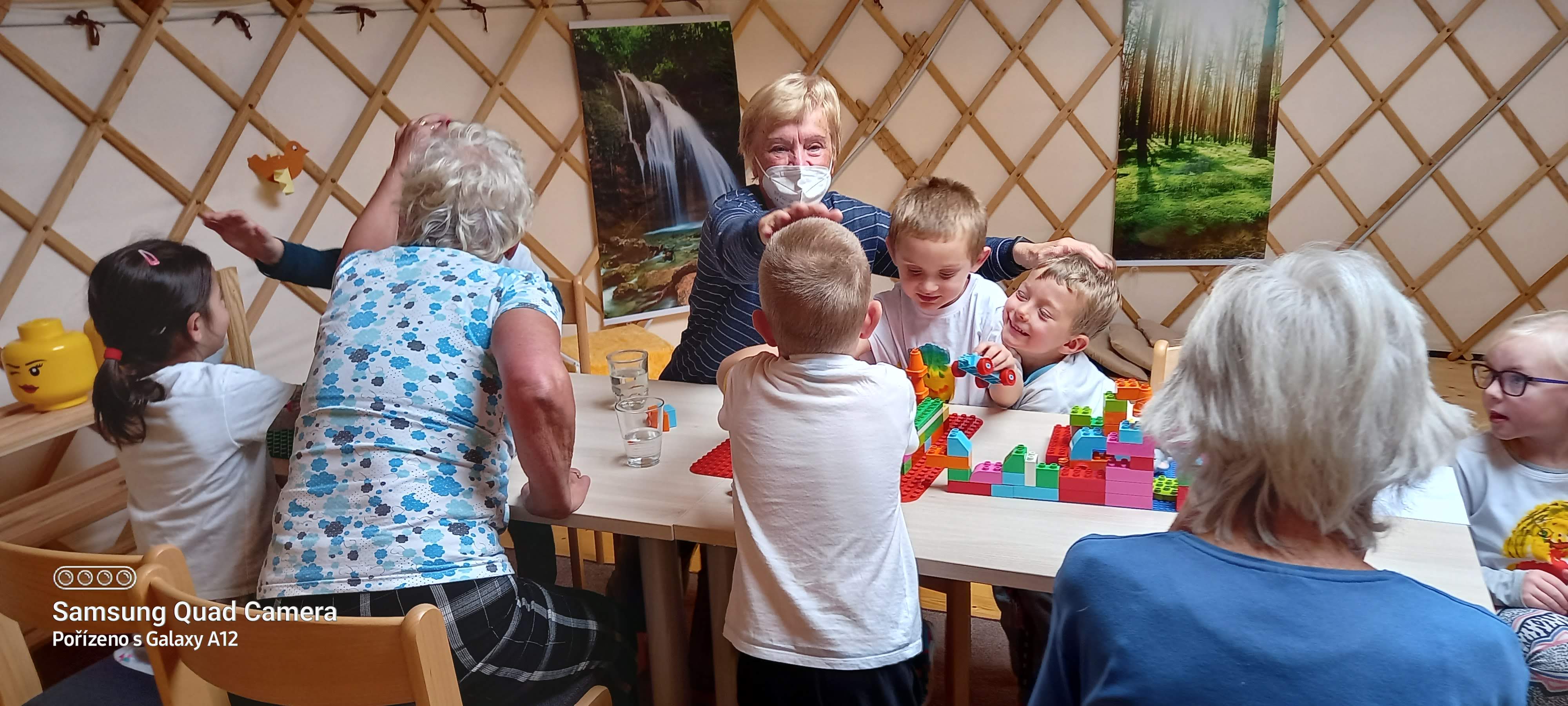 Projekt Senioři staví s dětmi